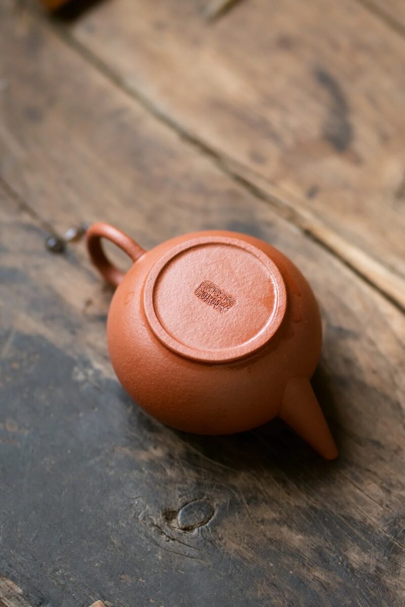 half-handmade-jiang-po-ni-shui-ping-130ml-yixing-teapot-2