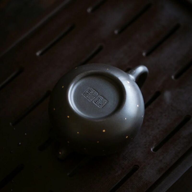 half-handmade-hei-xin-tu-dou-kou-xi-shi-150ml-yixing-teapot-6