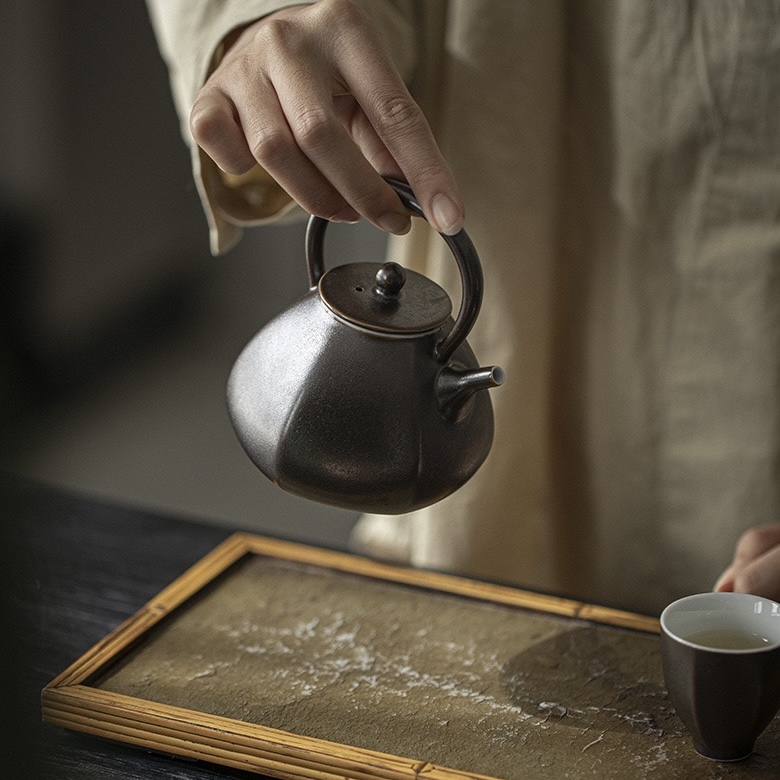 japanese-style-black-glaze-290ml-teapot-2