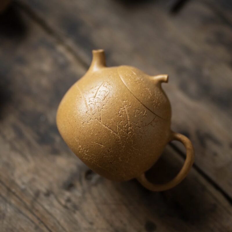 half-handmadecarved-decoration-golden-duanni-golden-melon-140ml-yixing-teapot-4