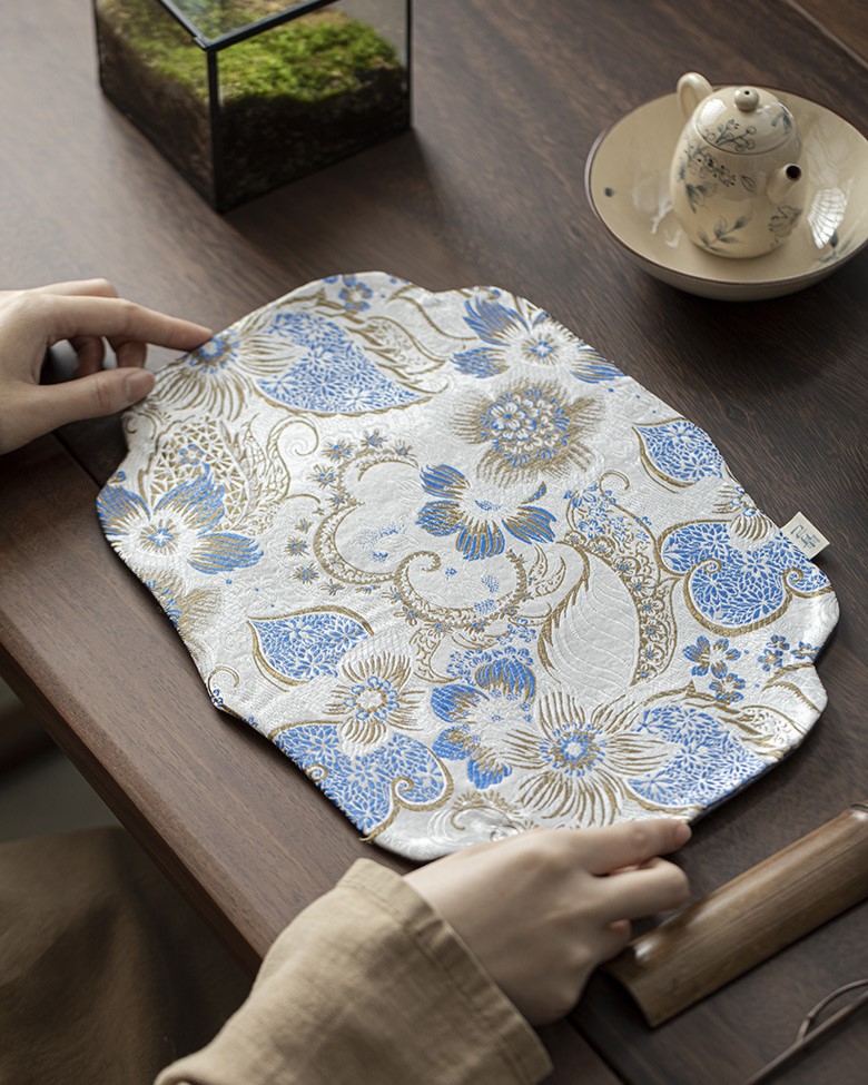 embroidered-fabric-begonia-shape-tea-mat-1
