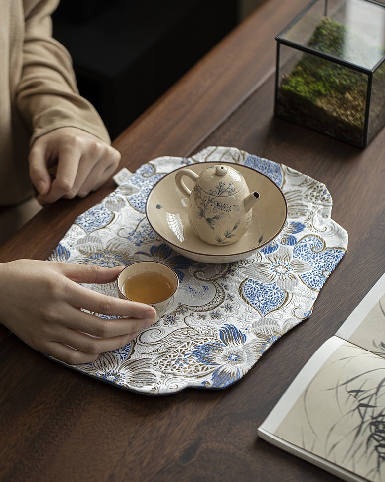embroidered-fabric-begonia-shape-tea-mat-2