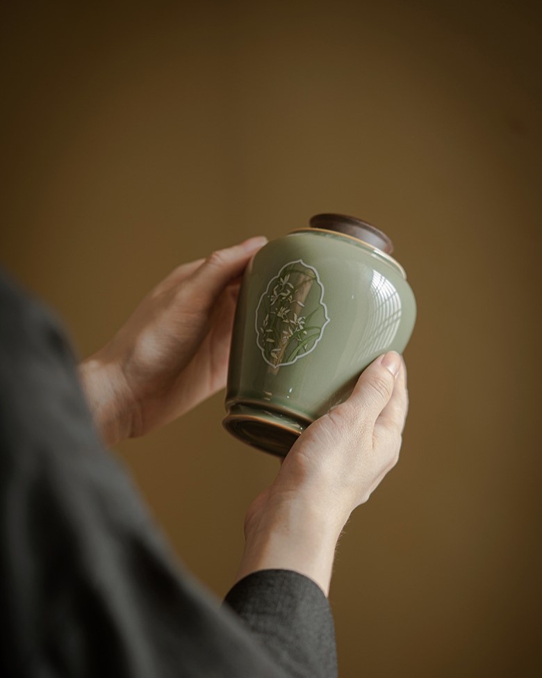 yue-ware-ceramic-lily-500ml-tea-jar-1