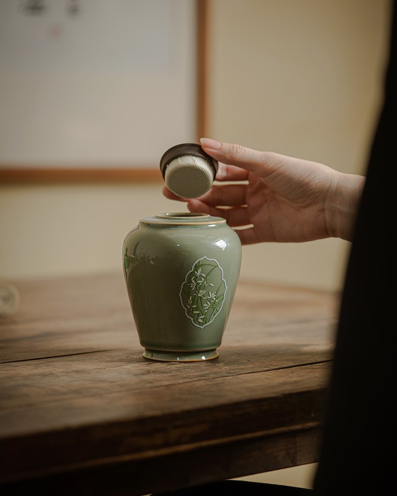 yue-ware-ceramic-lily-500ml-tea-jar-4